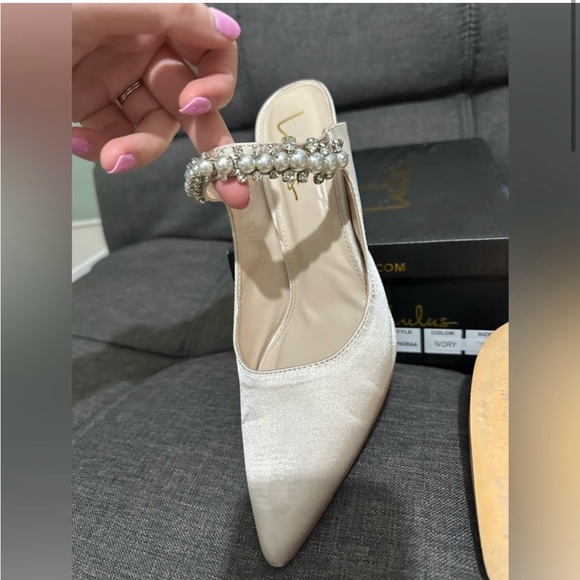 Sephoraa Ivory Satin Pearl Pointed-Toe Mule
Pumps - Picture 8 of 10